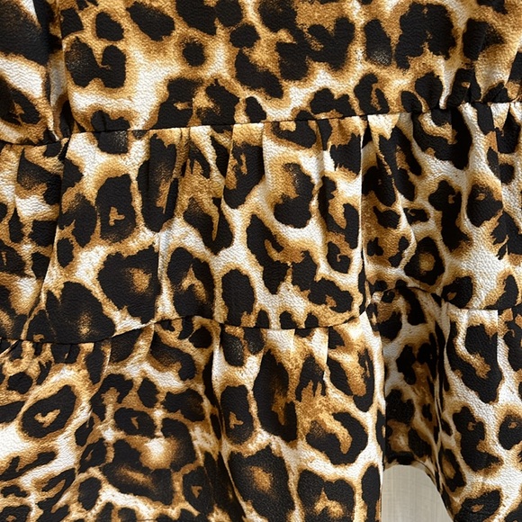 Small off the shoulder cheetah print tiered top with big sleeves - Picture 4 of 4